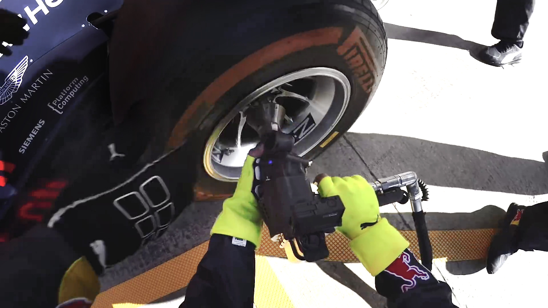 Simple instalation bolting a bolt in a race wheel